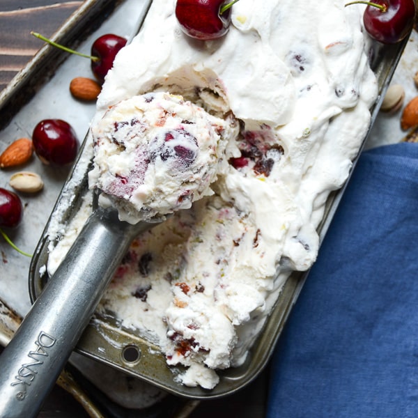 I made cherry nougat crunch ice cream by adding dried cherries and two kinds of nuts.