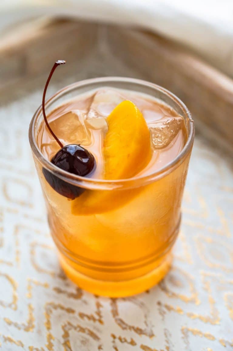 Fresh peach bourbon sour (A summer whisky sour cocktail)