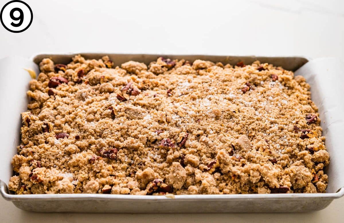 Spread the cake with crumble topping and sprinkle with sea salt.