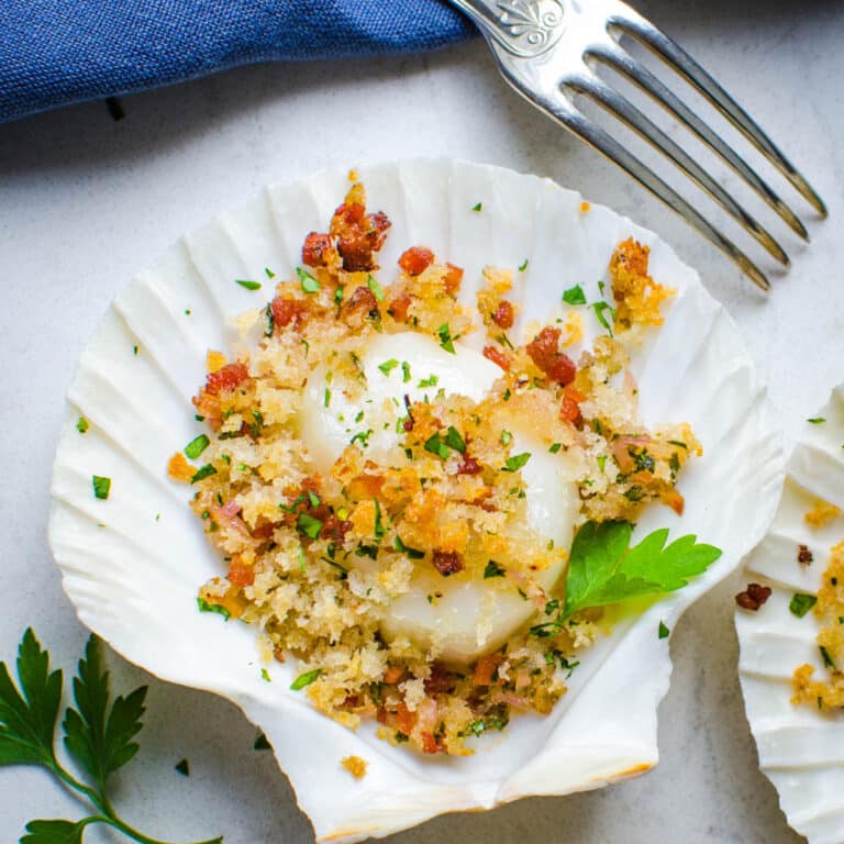 Baked sea scallops with crunchy breadcrumbs.