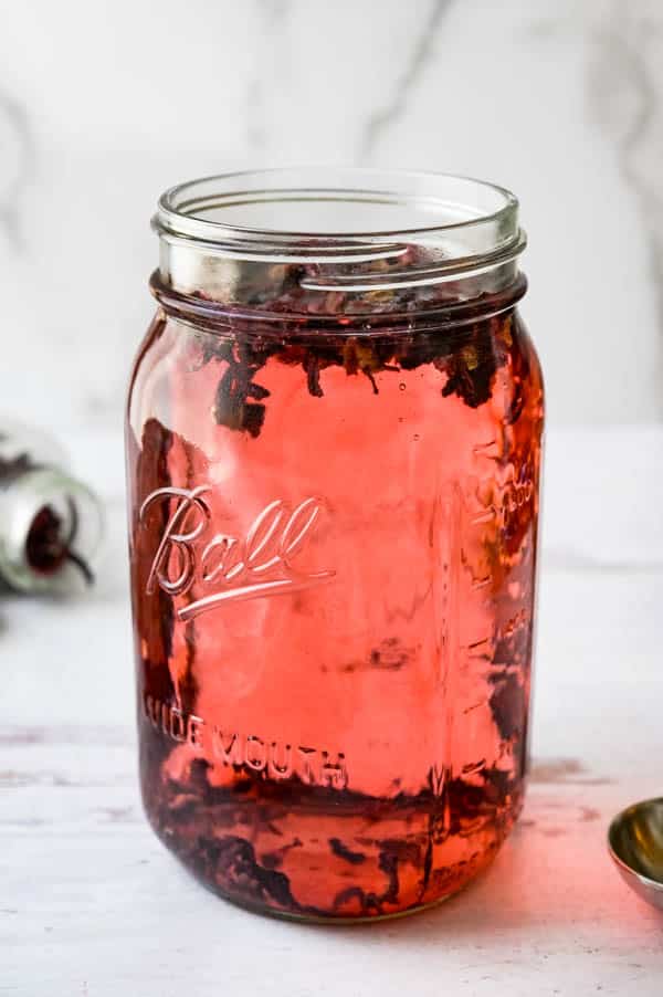 cold brew hibiscus tea recipe in a mason jar.