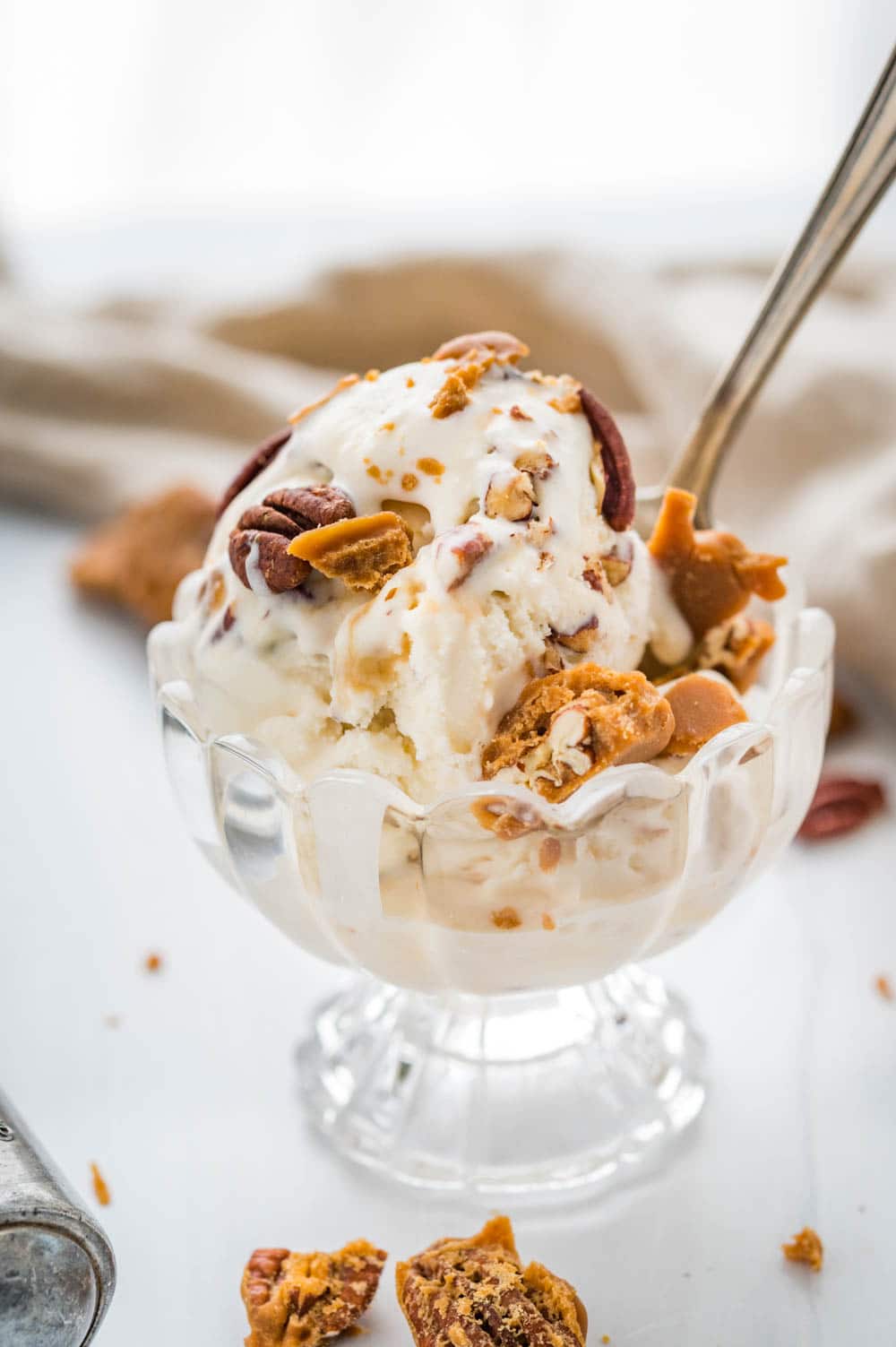 a dish of pralines and cream ice cream with a spoon.