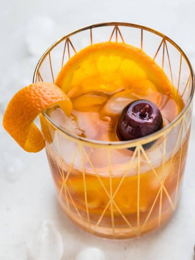 How To Make A Spiced Christmas Old Fashioned