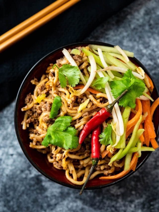 How To Make Chinese Beef Noodles (Beef Lo Mein)