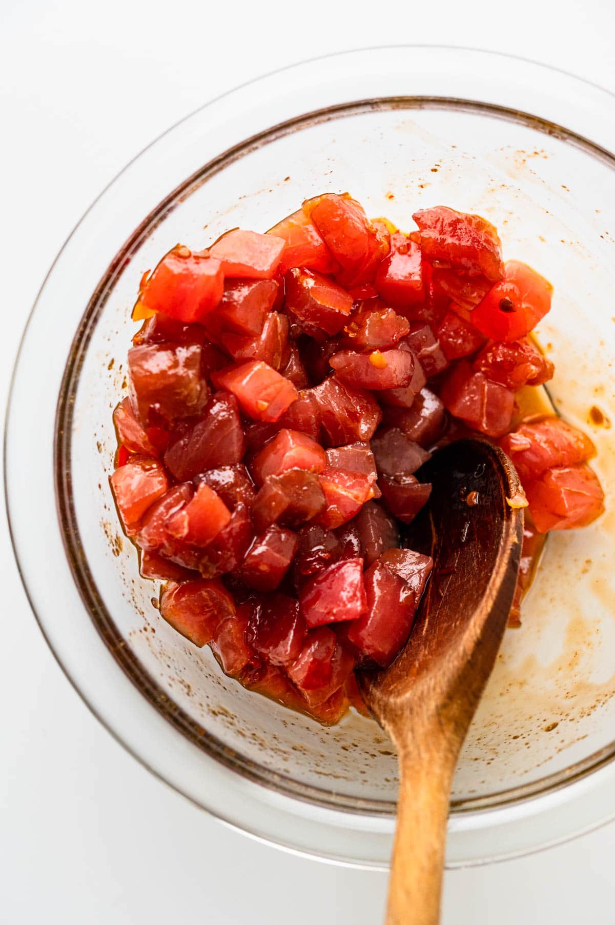 Gently mix the tuna and poke sauce in a bowl.