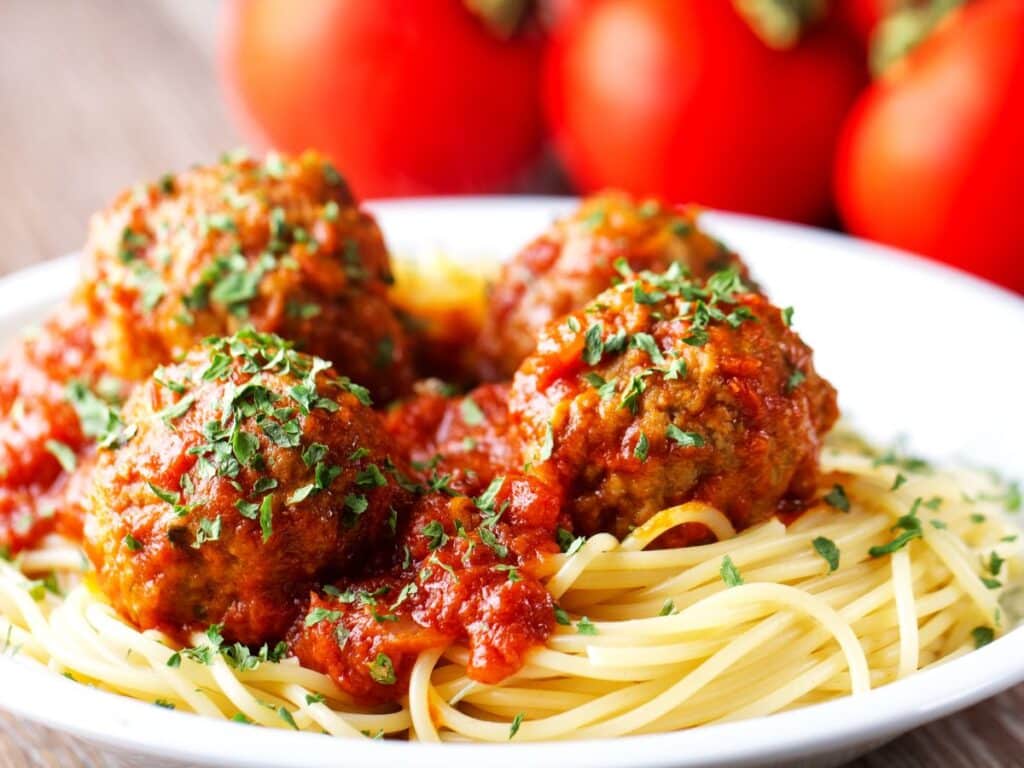 a plate of spaghetti and meatballs.
