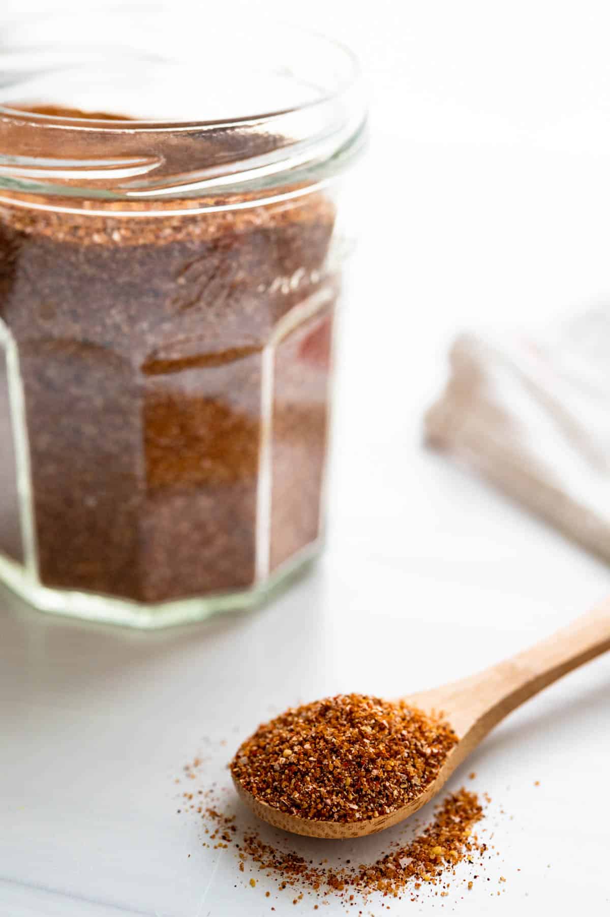 a scoop of chipotle rub seasoning mix.