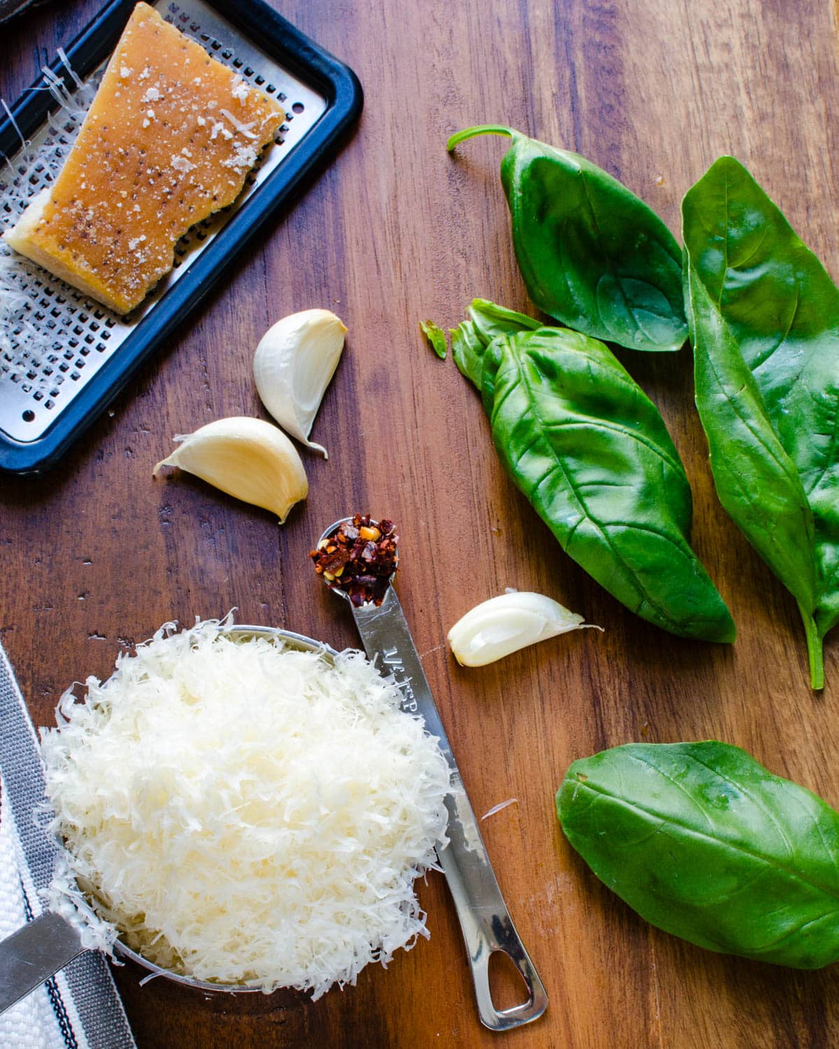Ingredients to make the pesto with pine nuts.