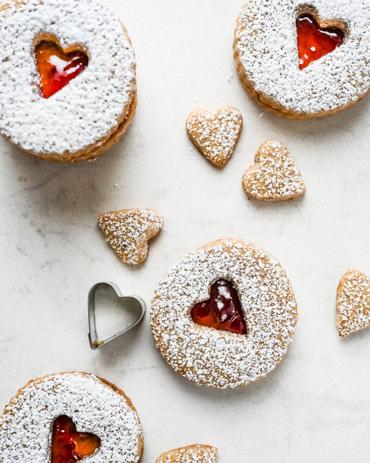 The decorated linzer cookies with powdered sugar.