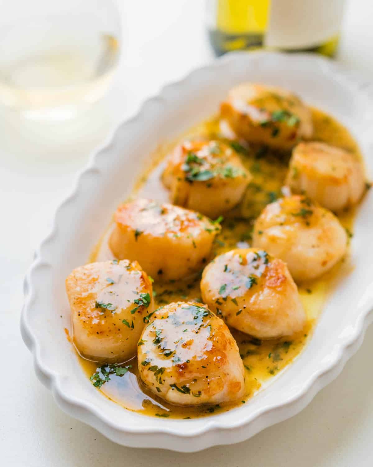 Serving the shellfish with sauce.