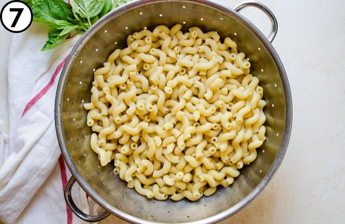 Drain the cooked pasta and transfer to a large bowl.